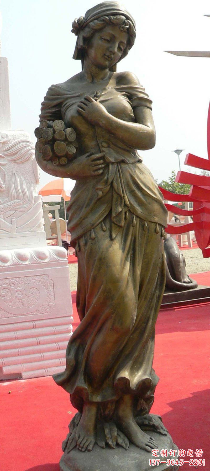 郴州抱着柴火的西方女孩人物铜雕