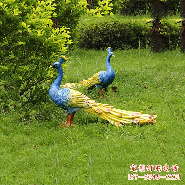 郴州玻璃钢孔雀雕塑——艺术点缀公园草坪