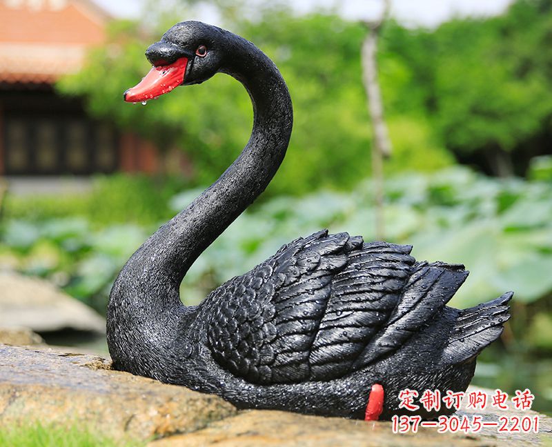 郴州玻璃钢雕刻的黑色天鹅——美丽宁静的公园园林摆件