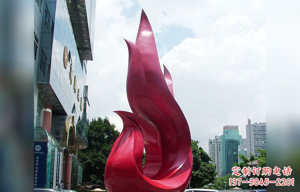 郴州孔雀广场的不锈钢雕塑