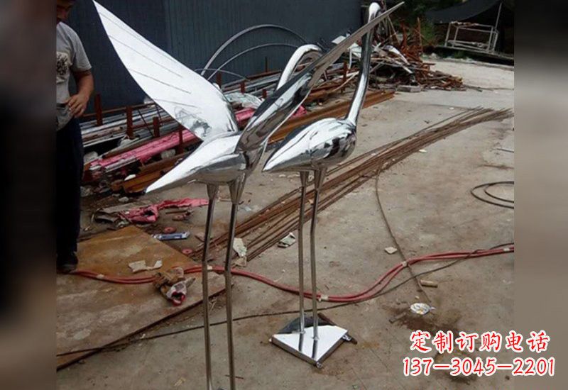郴州不锈钢仙鹤雕塑象征着美丽与和谐