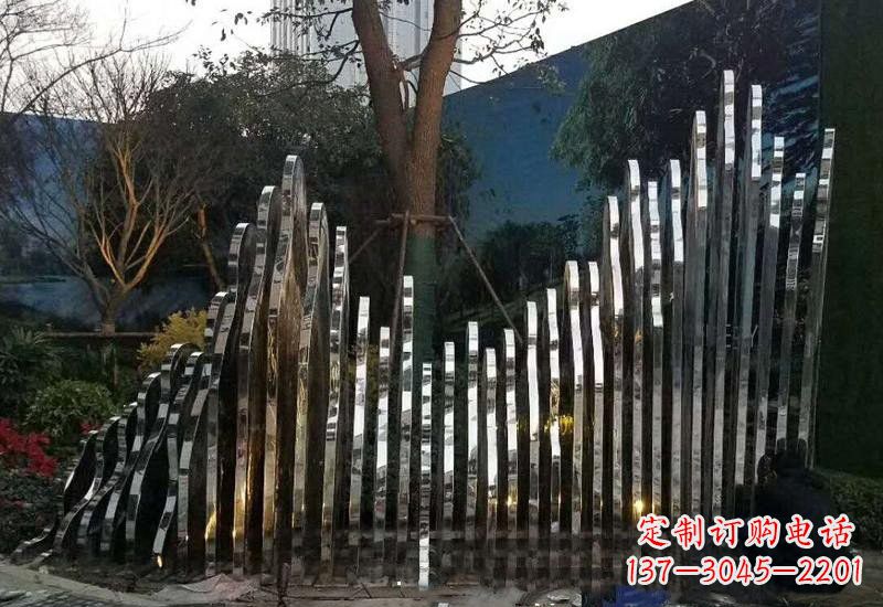 郴州不锈钢公园里的假山雕塑