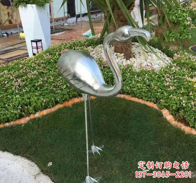 郴州火烈鸟雕塑美丽而又充满力量