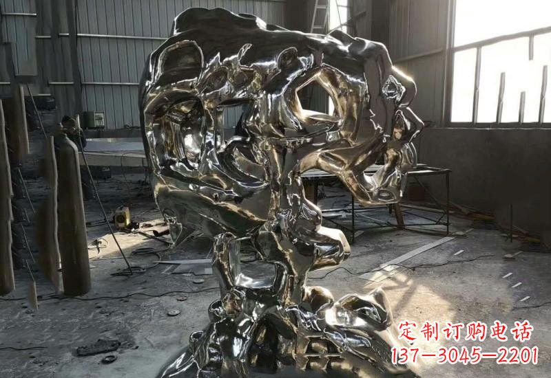 郴州太湖石雕塑不锈钢公园的镜面之美