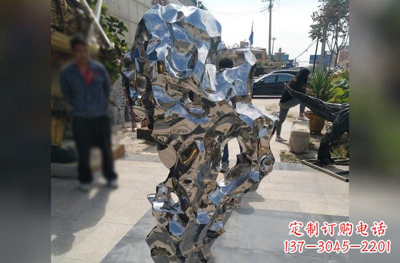 郴州太湖石雕塑——点缀不锈钢公园