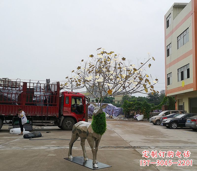 郴州不锈钢公园的梅花鹿雕塑