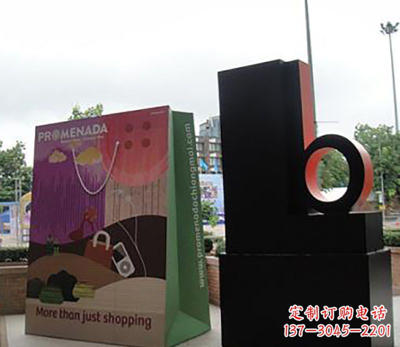 郴州不锈钢购物袋雕塑为公园带来现代风格