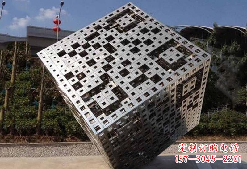 郴州不锈钢广场上的魔方雕塑
