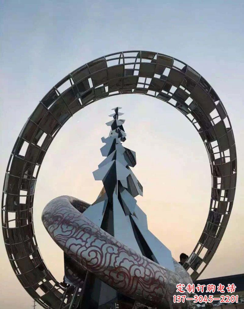 郴州不锈钢广场上的松树雕塑
