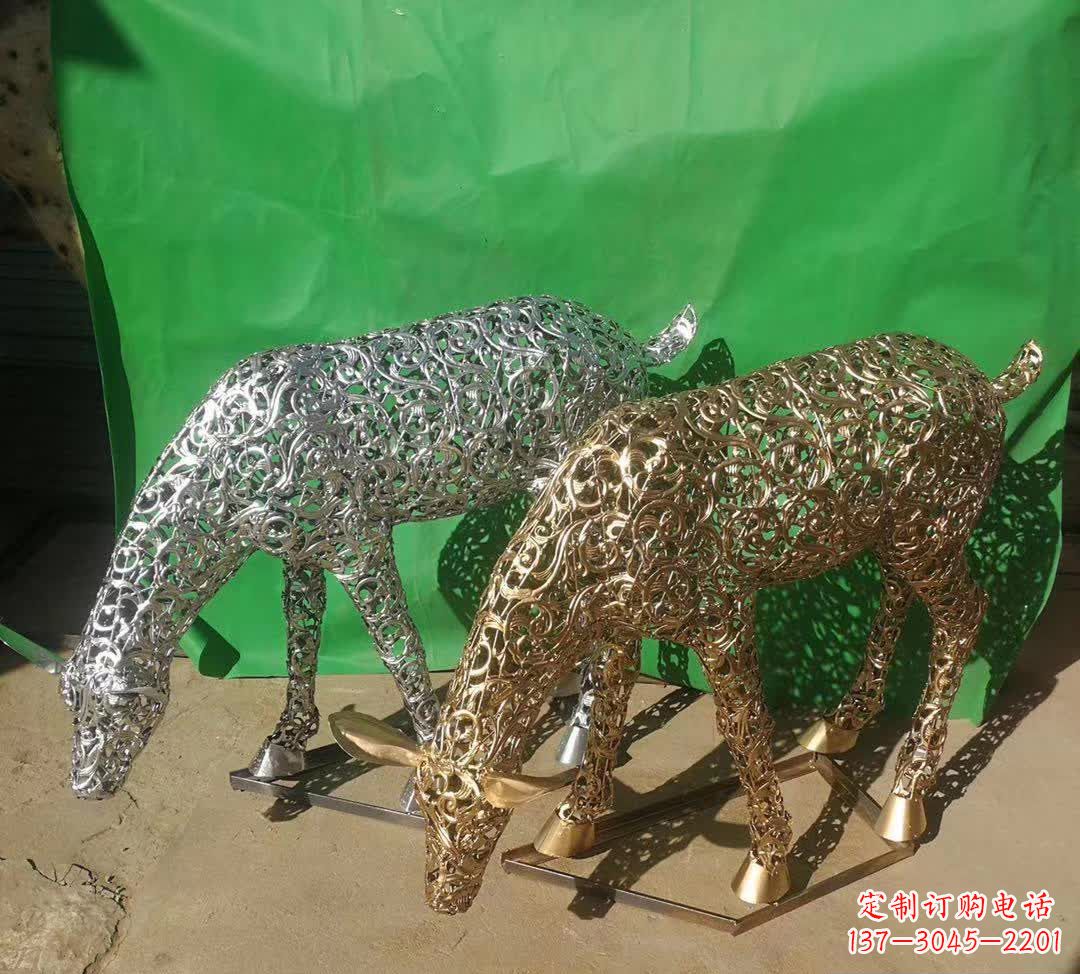 郴州不锈钢广场上的梅花鹿雕塑