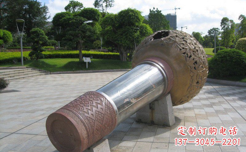 郴州“铸就记忆的不锈钢话筒雕塑”