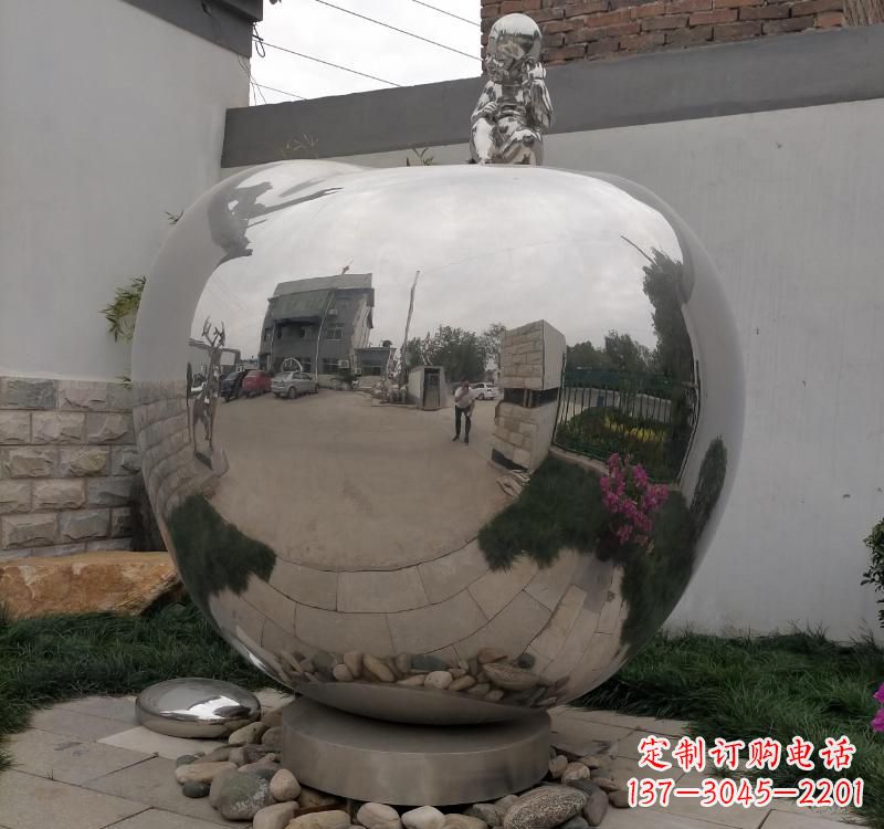 郴州不锈钢金色苹果雕塑古典与现代的结合
