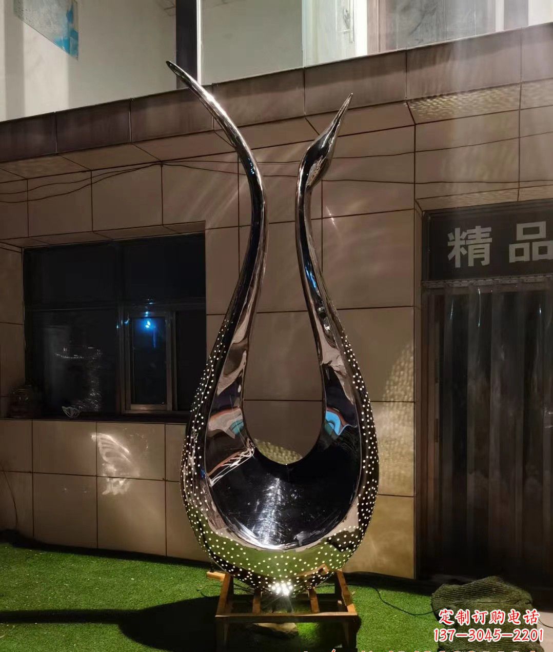 郴州不锈钢镜面天鹅雕塑——象征着美丽与坚强