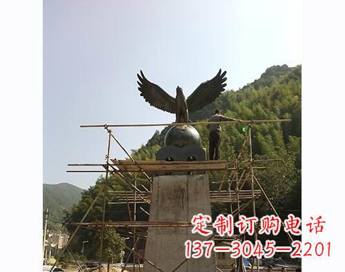 郴州不锈钢老鹰踩地球雕塑缅怀大自然之美