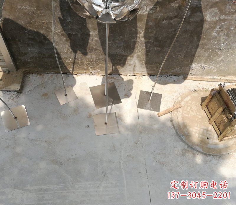 郴州不锈钢荷叶雕塑给大厅带来精致优雅