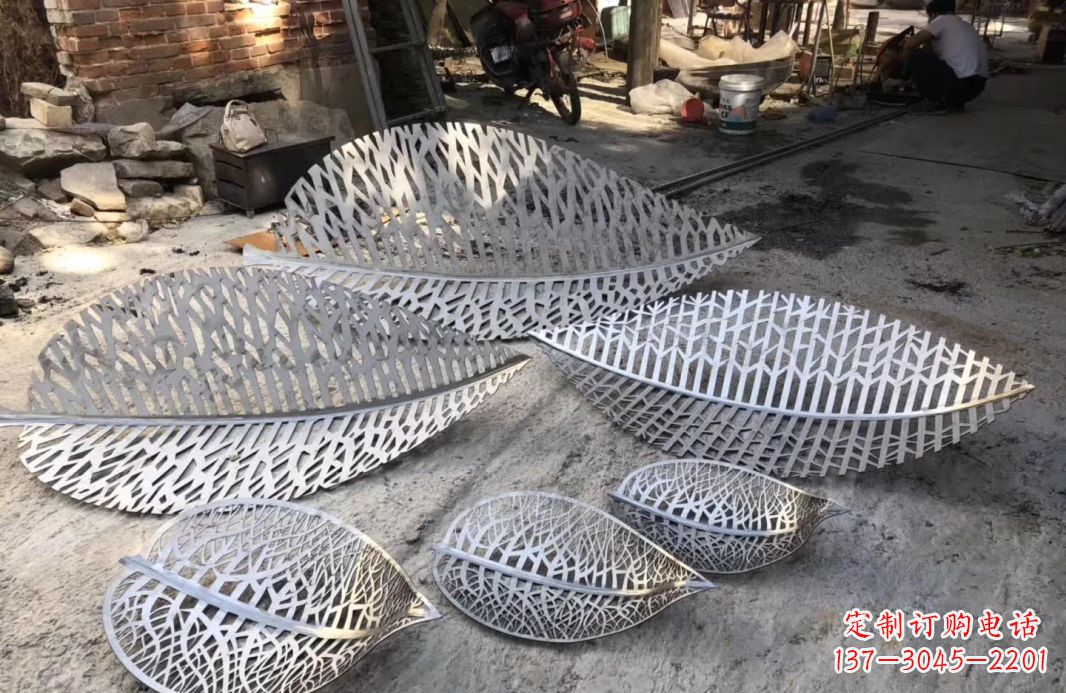 郴州不锈钢树叶雕塑美丽的自然之美