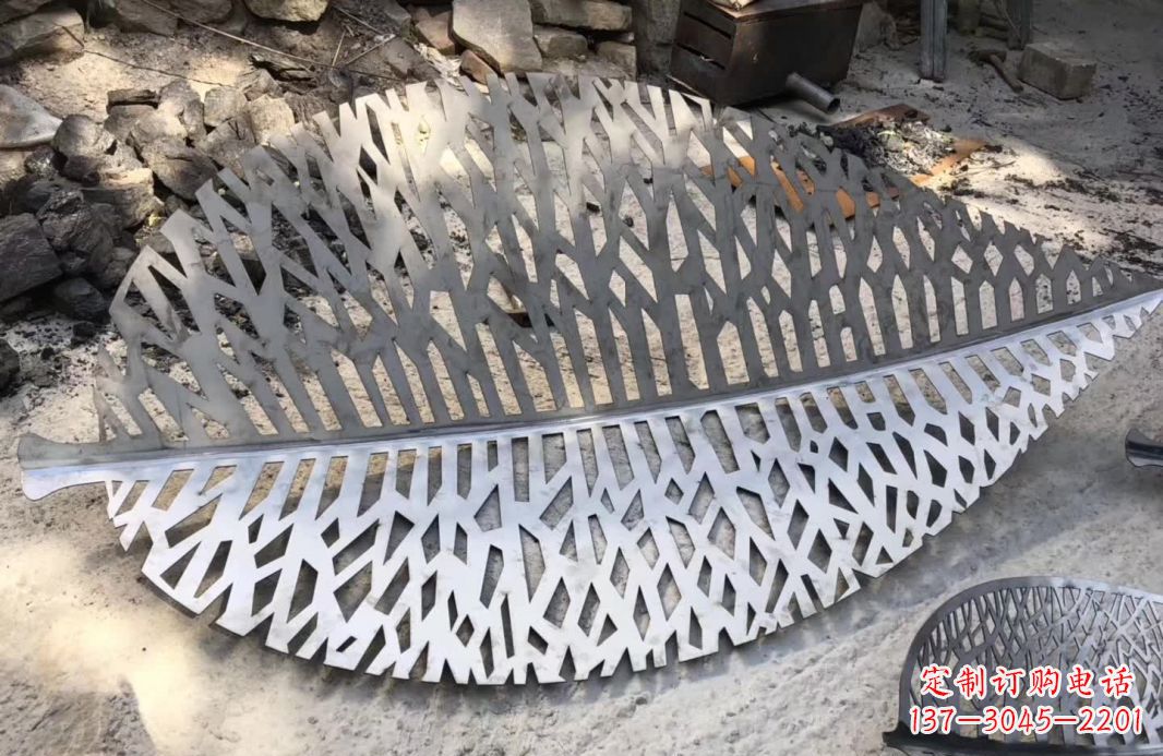 郴州不锈钢镂空树叶雕塑艺术的精美结合