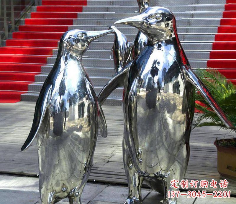 郴州不锈钢企鹅雕塑传递着浓浓爱意