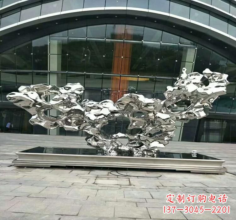 郴州灵动的太湖石雕塑