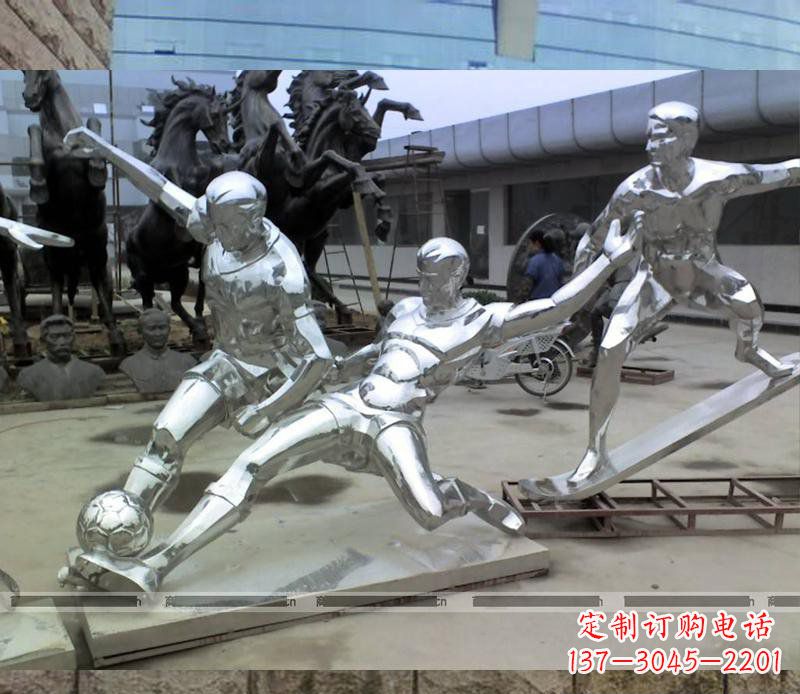 郴州玩足球的不锈钢雕塑