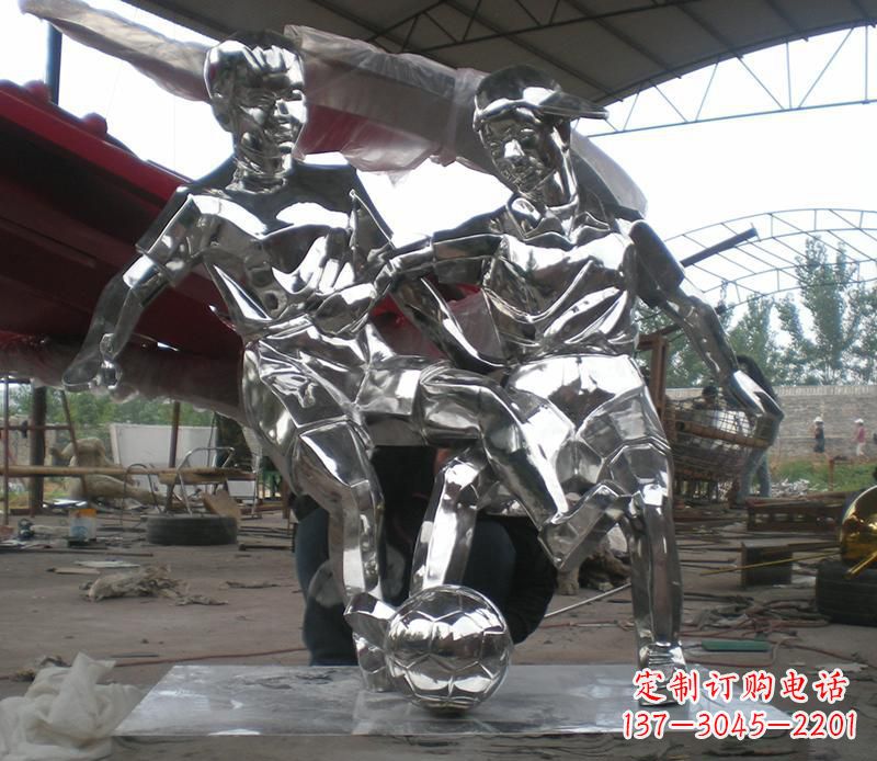 郴州展现足球精神的不锈钢雕塑