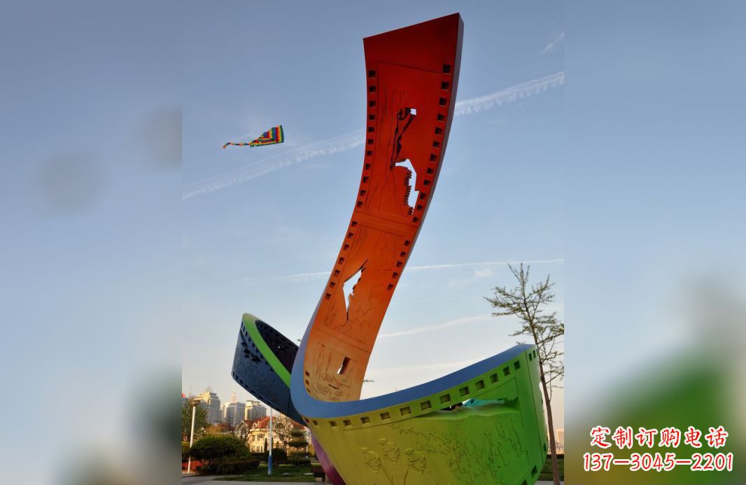 郴州不锈钢五彩胶卷广场雕塑——现代美学的象征