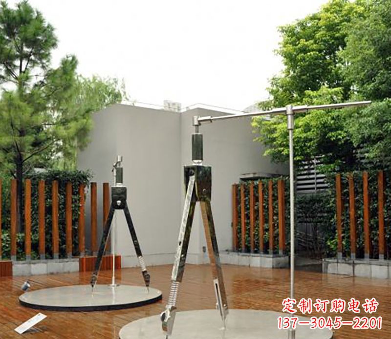 郴州以不锈钢精雕细琢的圆规雕塑