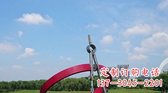 郴州不锈钢圆规雕塑环绕着美景