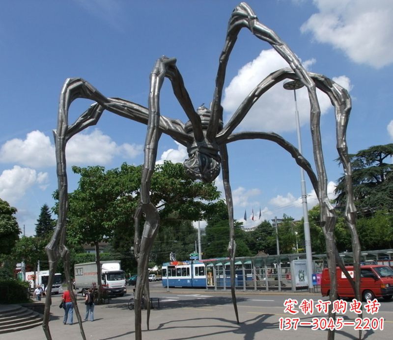 郴州蜘蛛侠雕塑点缀不锈钢的景观