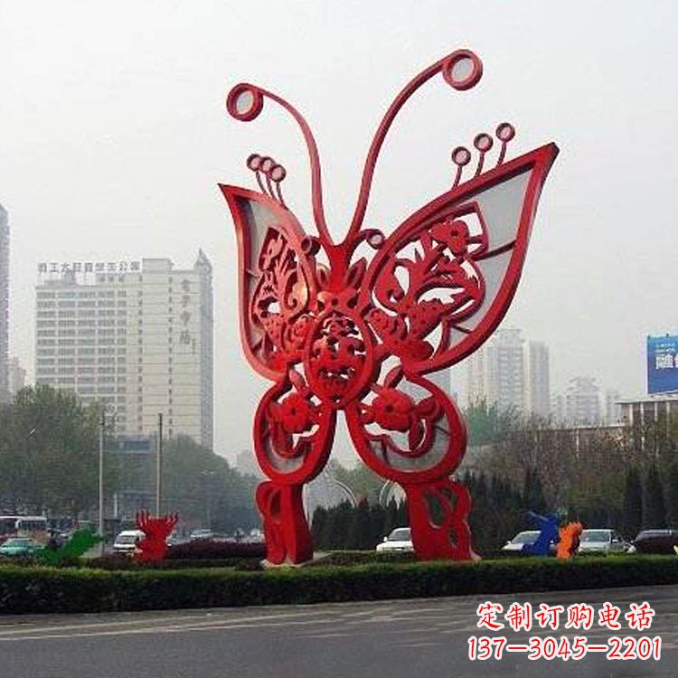 郴州绿化带上的大型红色蝴蝶雕塑