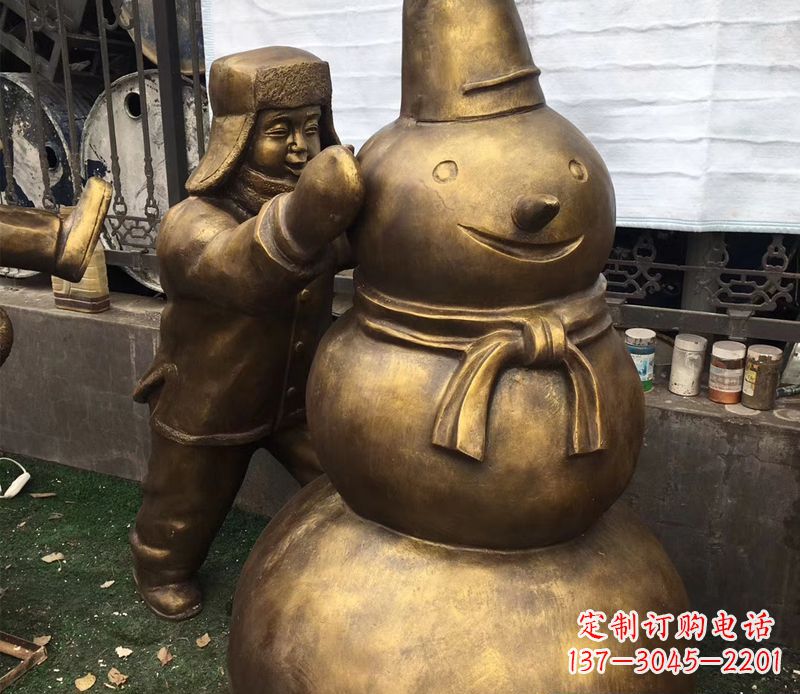 郴州戴帽子堆雪人的儿童铜雕
