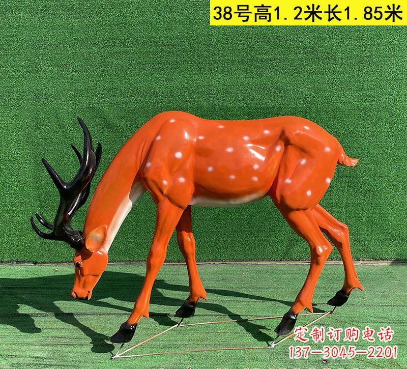 郴州以玻璃钢精心制作的梅花鹿雕塑