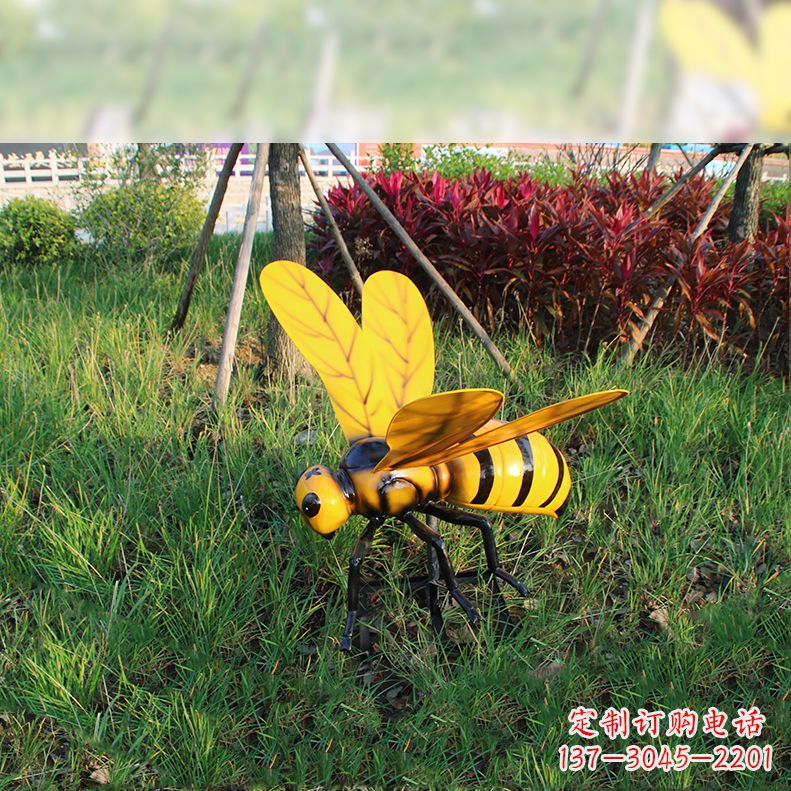 郴州公园草坪动物插件,仿真大马蜂玻璃钢雕塑