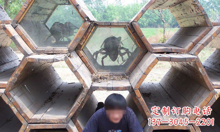 郴州公园蜂巢里的蜜蜂动物铜雕