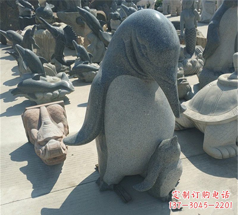 郴州公园母子企鹅石雕