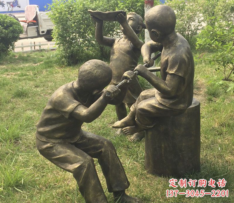 郴州公园玩水的儿童铜雕