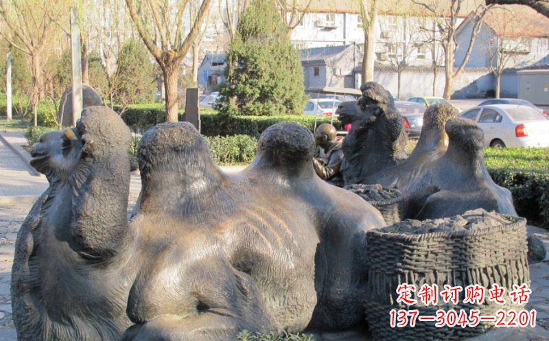 郴州公园卧着的骆驼动物铜雕