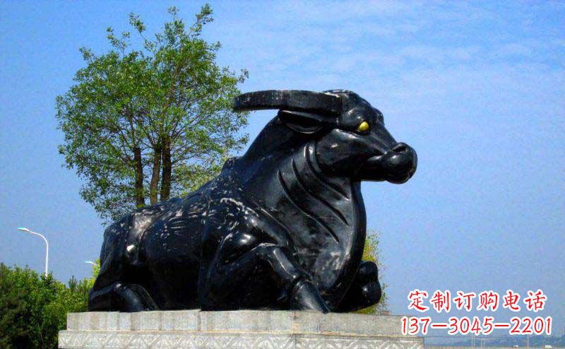 郴州公园卧着的牛动物铜雕
