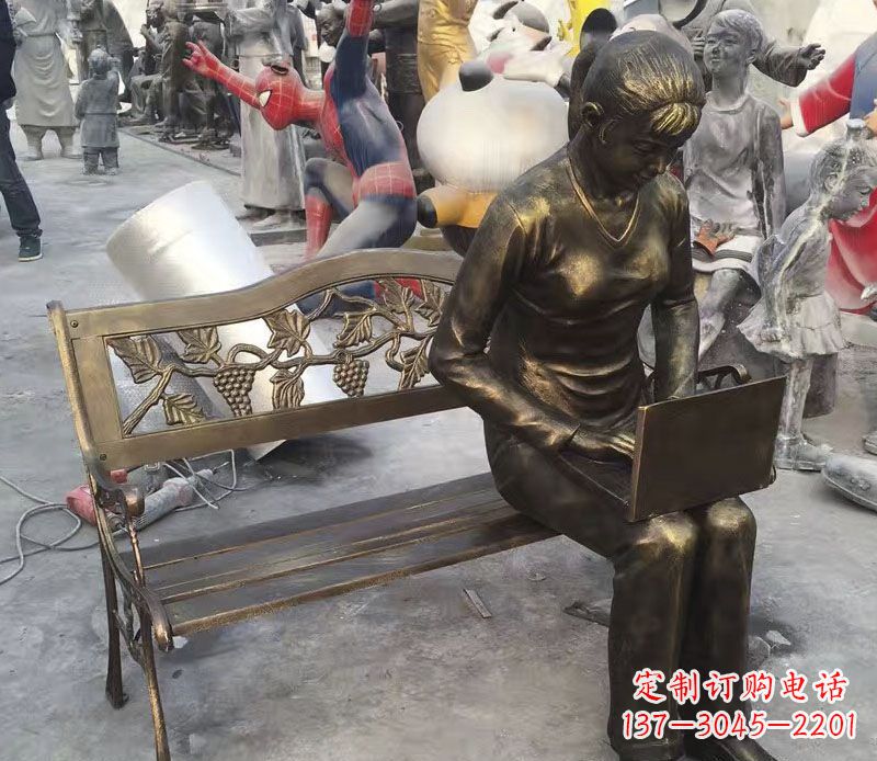 郴州公园长椅看电脑的女孩铜雕