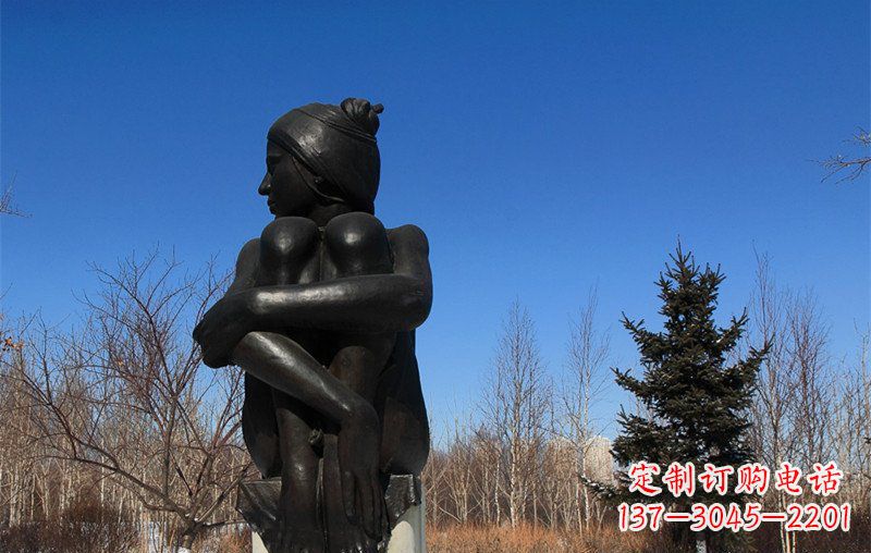 郴州广场抱膝盖的女孩人物铜雕