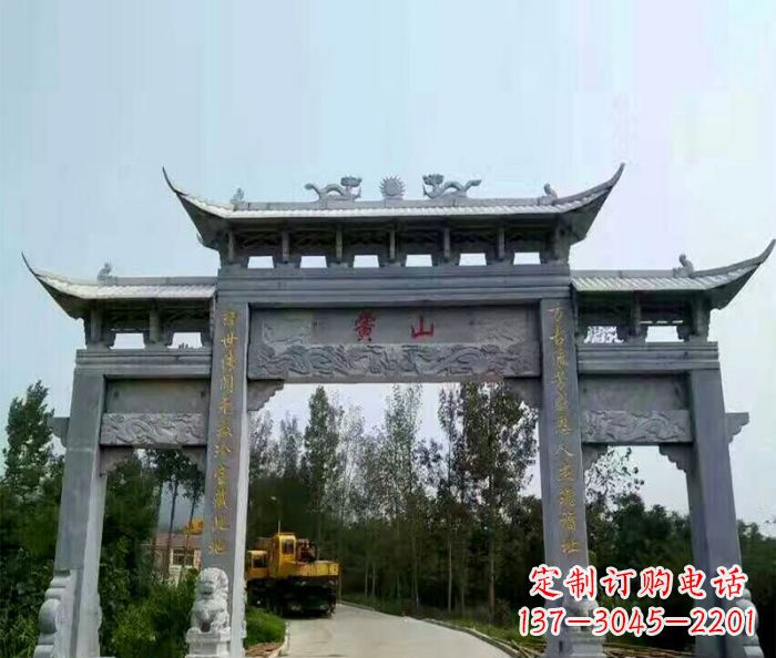 郴州景区三门石雕牌楼,是一种典型的古典建筑风…
