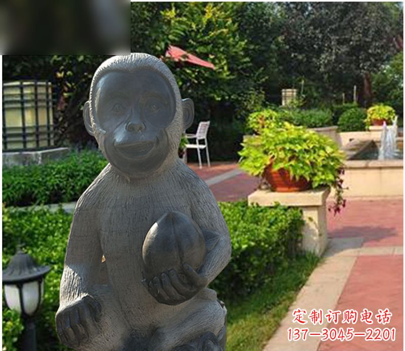 郴州青石抱着桃子的小猴子石雕