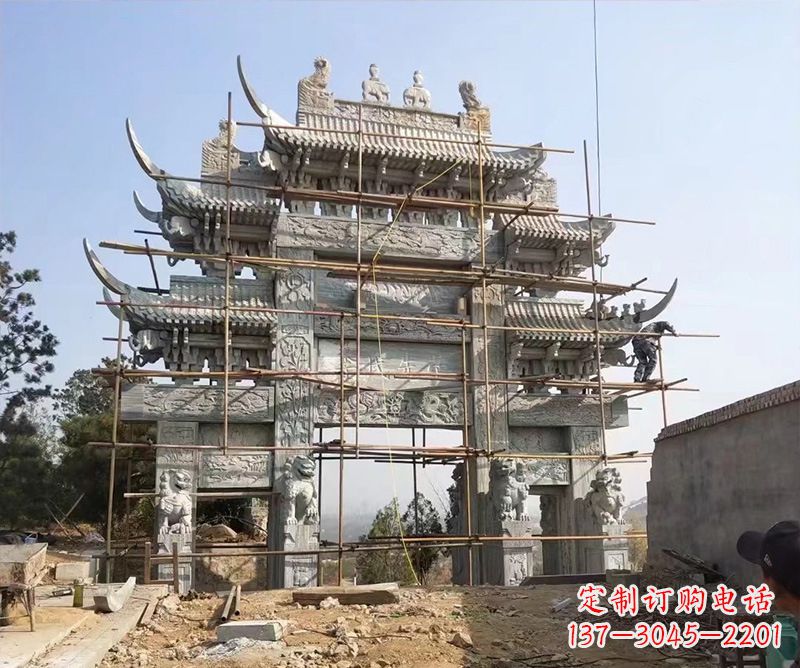 郴州石牌坊外东侧的龙凤雕塑