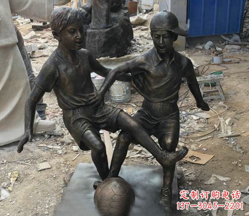 郴州踢足球公园人物铜雕