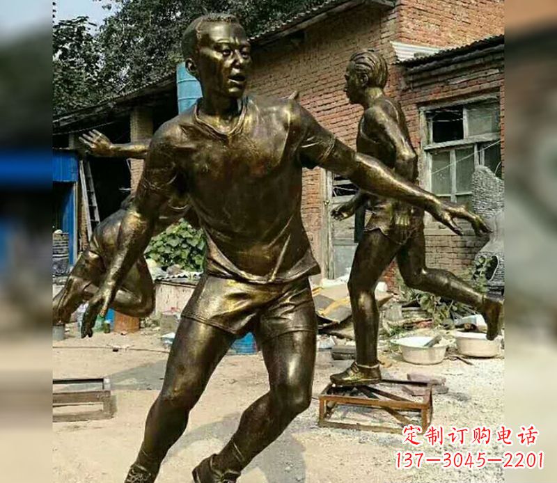 郴州踢足球广场人物铜雕