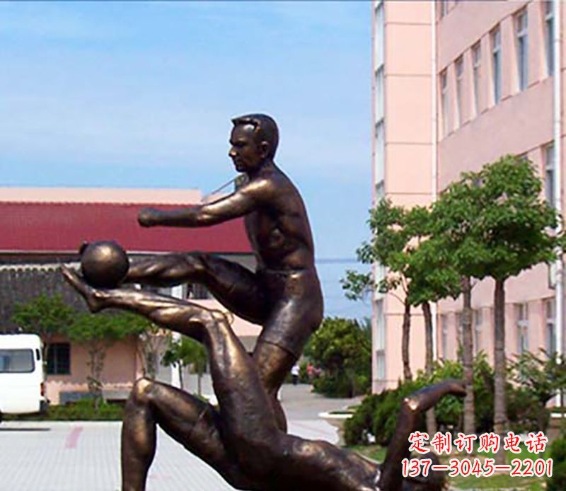 郴州踢足球人物广场小品铜雕