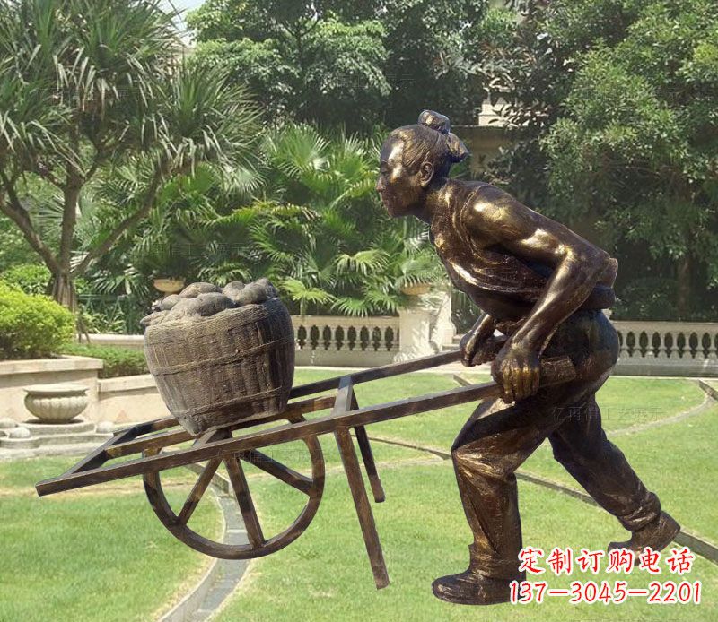 郴州推独轮车的古人铜雕
