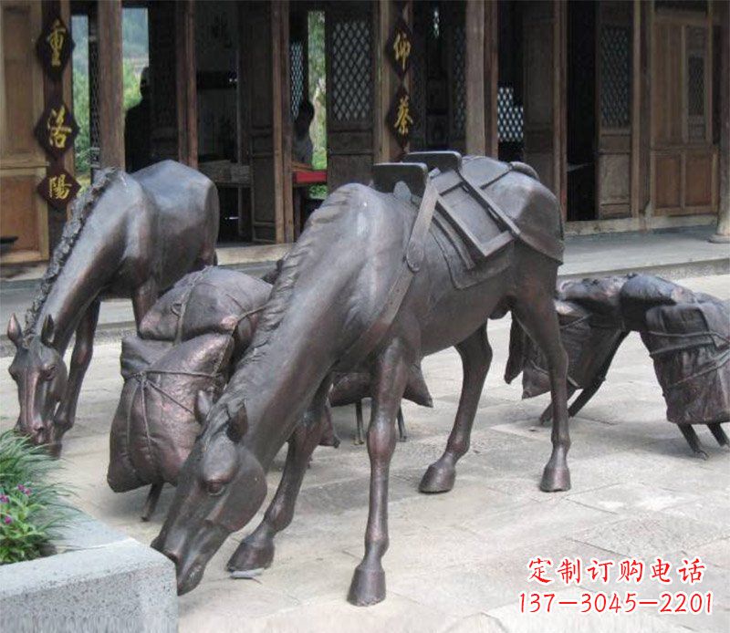 郴州拖行李的马动物铜雕