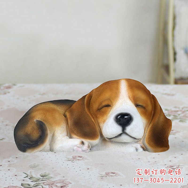 郴州卧姿比格犬仿真雕塑,睡觉的小狗狗是内美陈动物雕塑摆件