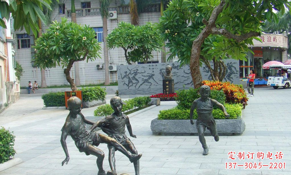 郴州小孩踢足球铜雕